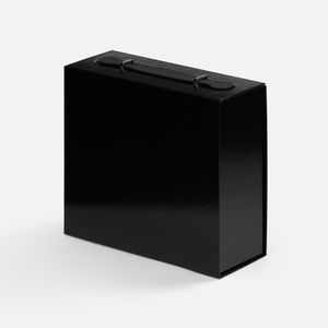 Коробка-кейс из переплетного картона Holdfold — элегантное решение для хранения и подарков.  Прочная конструкция из картона толщиной 2 мм обеспечивает...