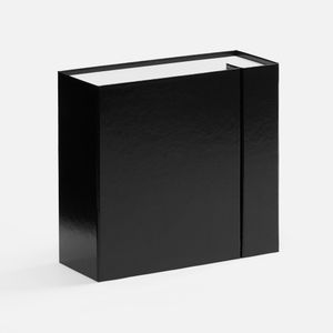 Плотная коробка из переплетного картона толщиной 2 мм с практичной конструкцией на двух створках. Складная система с уже нанесенным двусторонним...