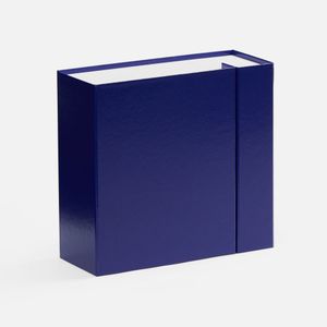Плотная коробка из переплетного картона толщиной 2 мм с практичной конструкцией на двух створках. Складная система с уже нанесенным двусторонним...