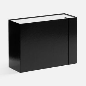 Плотная коробка из переплетного картона толщиной 2 мм с практичной конструкцией на двух створках. Складная система с уже нанесенным двусторонним...