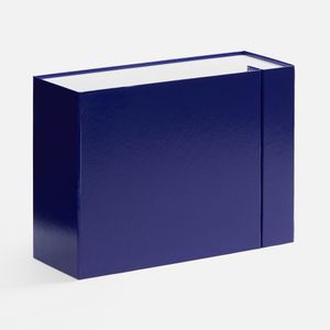 Плотная коробка из переплетного картона толщиной 2 мм с практичной конструкцией на двух створках. Складная система с уже нанесенным двусторонним...