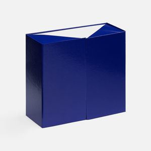 Коробка из переплетного картона 2 мм с оригинальной конструкцией: две симметричные створки открываются, создавая эффектную презентацию содержимого....