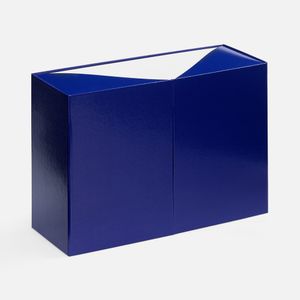 Коробка из переплетного картона 2 мм с оригинальной конструкцией: две симметричные створки открываются, создавая эффектную презентацию содержимого....