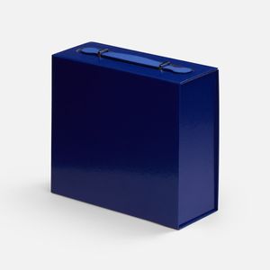 Коробка-кейс из переплетного картона Holdfold — элегантное решение для хранения и подарков.  Прочная конструкция из картона толщиной 2 мм обеспечивает...