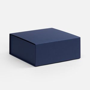 Подарочная коробка Quadra Fold изготовлена из переплетного картона, кашированного дизайнерской бумагой Malmero. Самосборная конструкция с клеевыми...