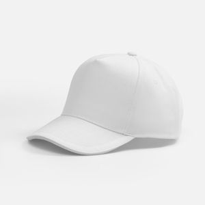 Обновленная модель популярной классической бейсболки с 5 клиньями без лобового шва. Бейсболка выполнена из плотного хлопка. Козырек-сэндвичОбшивные...