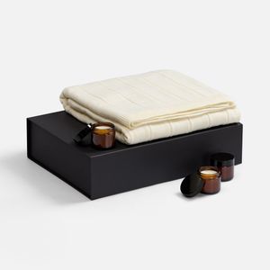 Набор Aromagia — готовое решение для укрепления деловых отношений с самым теплым посылом. Мягкий плед и три изысканных аромасвечи подарят атмосферу...