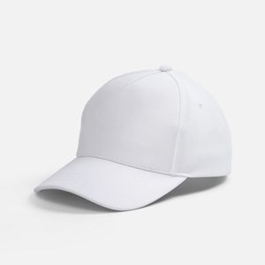 Модель бейсболки с 5 клиньями без лобового шва — продуманный баланс между спортивной функциональностью и городским стилем. Бейсболка выполнена из...