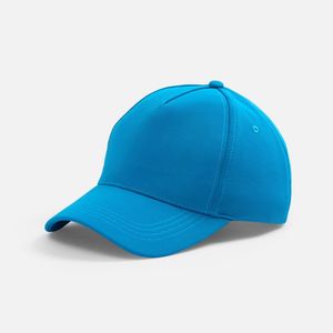 Модель бейсболки с 5 клиньями без лобового шва — продуманный баланс между спортивной функциональностью и городским стилем. Бейсболка выполнена из...