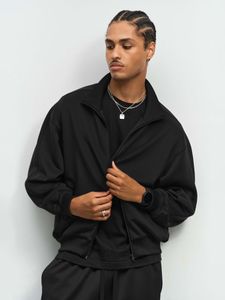 Спортивная куртка со свободной посадкой. Выполнена из высокотехнологичного трехслойного материала, известного как ткань скуба или трикотажный неопрен,...