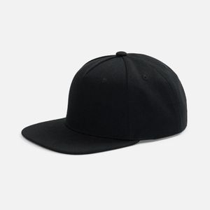 Бейсболка с прямым козырьком из плотного фактурного полиэстера отлично держит форму и не выцветает.  Модель с 5 клиньями без шва на лбу Обшивные...