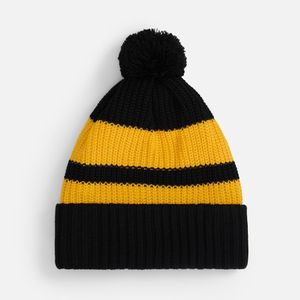 Яркая вязаная шапка Winwear с контрастными акцентами — стильный аксессуар для холодного сезона. Модель выполнена из мягкой 100% акриловой пряжи,...