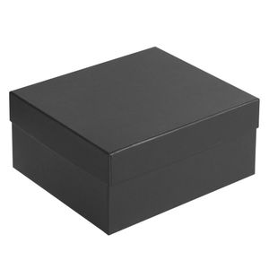 Изготовлена из переплетного картона 1,5 мм, кашированного дизайнерской бумагой Majestic Satin Black 120 г/м². Внутренний размер коробки: 22х19,7х9,9...
