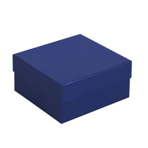 Изготовлена из переплетного картона 1,5 мм, кашированного дизайнерской бумагой Majestic Satin Blue 120 г/м². Внутренний размер коробки: 17,7х17,8х7,9...
