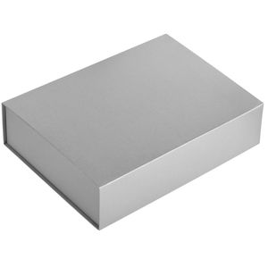 Коробка изготовлена из переплетного картона, кашированного дизайнерской бумагой Majestic Moonlight Silver. Крышка на магните.