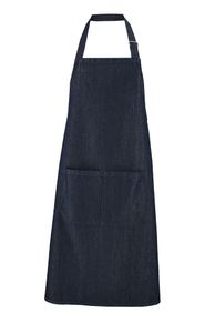 Стильный фартук из сырого денима с большими карманами спереди и регулируемой лямкой.