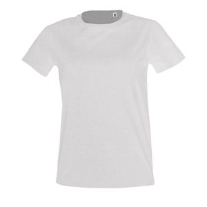 Классическая кроеная футболка с круглой горловиной и воротником-резинкой.  