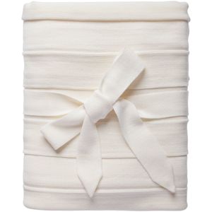 Минималистичный плед фактурной вязки из меланжевой пряжи. Плед перевязан декоративной вязаной лентой.