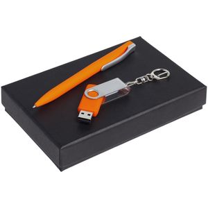 В набор входят: флешка Twist, оранжевая, 8 Гб; ручка шариковая Pin Soft Touch, оранжевая.Набор упакован в подарочную коробку.Срок сборки набора — от 3...