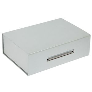 Коробка выполнена из переплетного картона, кашированного дизайнерской бумагой Majestic. 