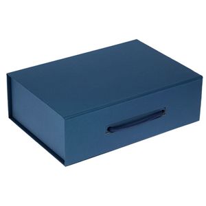 Коробка выполнена из переплетного картона, кашированного дизайнерской бумагой Malmero. Для нанесения логотипа методом шелкографии на темные коробки...