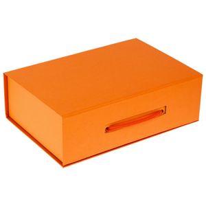 Коробка выполнена из переплетного картона, кашированного гладкой дизайнерской бумагой Efalin.