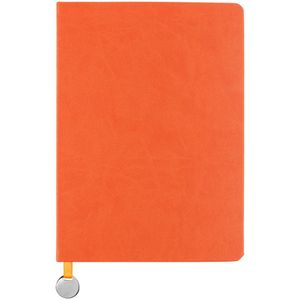 Ежедневник с твердой обложкой, выполнен из материала Brand, оранжевый ОО, дополнен ляссе в цвет обложки с металлической шильдой.<br/>Блок 986:Кол-во...