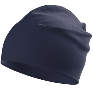 Тонкая трикотажная шапка — важный элемент тренировочной экипировки в прохладную погоду или просто модная деталь образа.