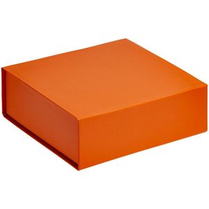 Коробка выполнена из переплетного картона, кашированного дизайнерской бумагой Curious skin (софт-тач), с крышкой на магнитах.