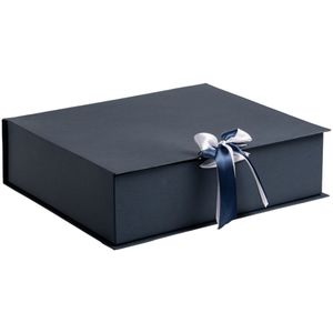 Коробка выполнена из переплетного картона, кашированного дизайнерской бумагой Efalin, с крышкой на лентах.