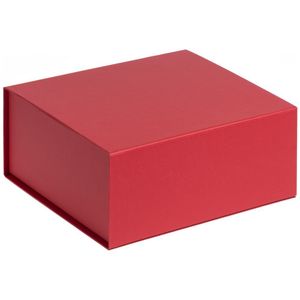 Коробка изготовлена из переплетного картона, кашированного гладкой дизайнерской бумагой Efalin, с крышкой на магните.