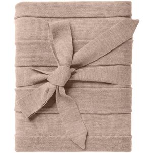 Минималистичный плед фактурной вязки из меланжевой пряжи. Плед перевязан декоративной вязаной лентой.