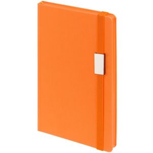 Блокнот в твердой обложке, выполнен из материала Soft Touch, оранжевый ОО, дополнен резинкой и ляссе в цвет обложки. <br/>Блок в линейку 297:Кол-во...