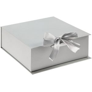 Коробка выполнена из переплетного картона, кашированного дизайнерской бумагой Majestic, с крышкой на лентах.