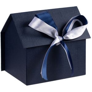 Коробка с крышкой на лентах выполнена в форме домика из переплетного картона, кашированного дизайнерской бумагой Сlassy Сovers Cobalt.