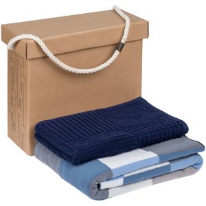 В набор входит:  плед Farbe, синий полотенце Farbe, среднее, синее  Набор комплектуется фирменной самосборной коробкой Very Marque.