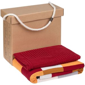 В набор входит:  плед Farbe, бордовый полотенце Farbe, среднее, бордовое  Набор комплектуется фирменной самосборной коробкой Very Marque.
