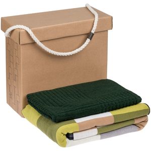 В набор входит:  плед Farbe, зеленый полотенце Farbe, среднее, зеленое  Набор комплектуется фирменной самосборной коробкой Very Marque.