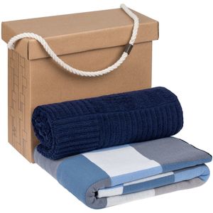 В набор входит:  плед Farbe, синий полотенце Farbe, большое, синее  Набор комплектуется фирменной самосборной коробкой Very Marque.