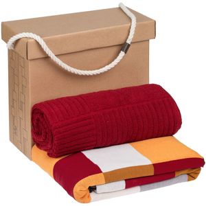 В набор входит:  плед Farbe, бордовый полотенце Farbe, большое, бордовое  Набор комплектуется фирменной самосборной коробкой Very Marque.