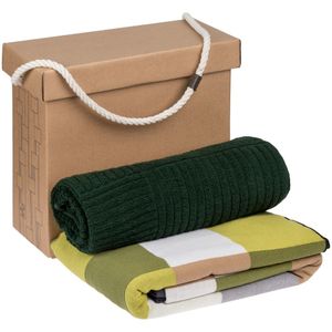 В набор входит:  плед Farbe, зеленый полотенце Farbe, большое, зеленое  Набор комплектуется фирменной самосборной коробкой Very Marque.