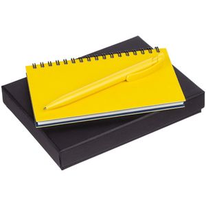 В набор входят:  блокнот Spring желтый; ручка шариковая Clear Solid, желтая.  Набор упакован в черную подарочную коробку Slender.
