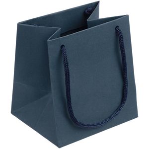 Пакет из гладкой дизайнерской бумаги Magic Fabric 120 г/м⊃2;. Выдерживает вес до 1,2 кг.