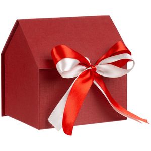 Коробка с крышкой на лентах выполнена в форме домика из переплетного картона, кашированного дизайнерской бумагой Сlassy Сovers Red.