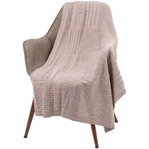 Плед фактурной вязки с орнаментом в стиле пэчворк — не совсем отдельные лоскутки, но гармоничное сочетание разных узоров. Плед Snippet — теплый символ...