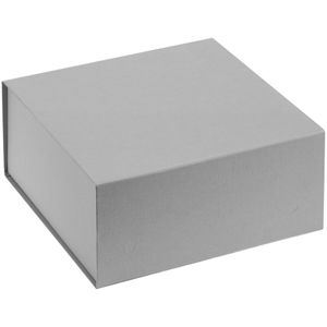 Коробка изготовлена из переплетного картона, кашированного дизайнерской бумагой Malmero, с крышкой на магните.