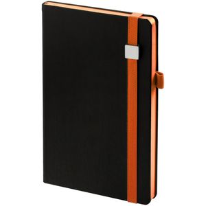 Ежедневник с полутвердой обложкой, выполнен из материала Replica, черный АА, дополнен оранжевой резинкой с металлическим шильдом и ляссе. <br/>Блок...