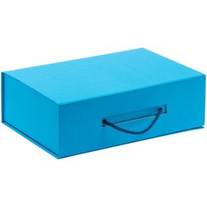Коробка выполнена из переплетного картона, кашированного гладкой дизайнерской бумагой Malmero, с крышкой на магните.