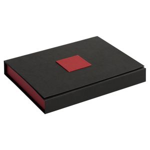 Коробка выполнена из переплетного картона, кашированного дизайнерской бумагой Malmero, с двумя створками на магнитах.