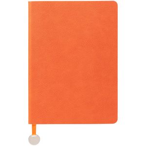 Ежедневник с гибкой обложкой, выполнен из материал La Fite, оранжевый ОО, дополнен ляссе в цвет обложки с металлическим шильдом. <br/>Блок 985, без...